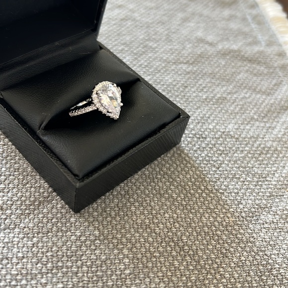 Beautiful ring - Picture 3 of 3